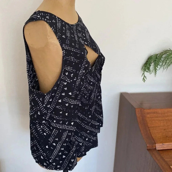 Free People tank blouse cut out detail sz M viscose rayon blend black w/ white - Picture 2 of 7